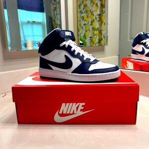 Navy nike court boroughs 7y (8.5 women’s)